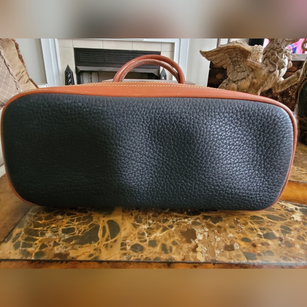 Dooney & Bourke vintage dome style bag. - Picture 5 of 13